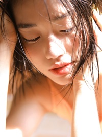 日本裸背吊带美女翘臀湿身丰满性感人体艺术摄影图片(8)